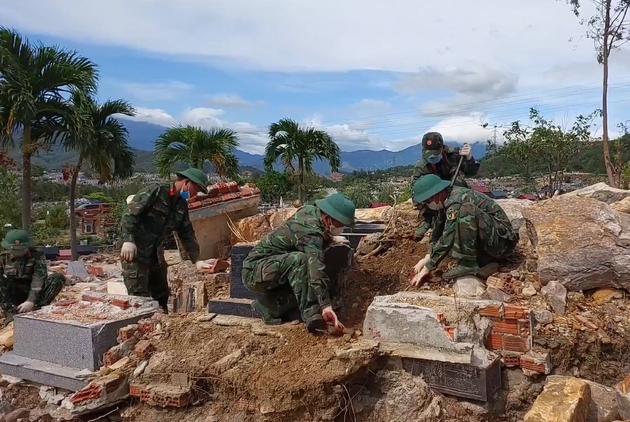 Lực lượng quân đội được huy động giúp người dân dọn dẹp đất đá tại nghĩa trang Đà Nẵng